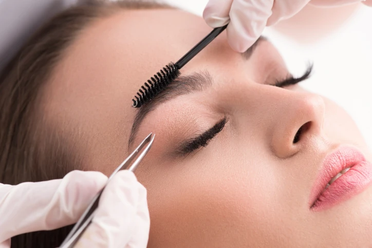 Augenbrauen und Wimpern